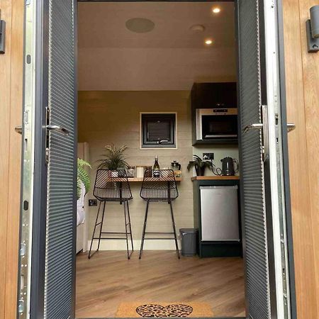 Dee Lodge With Private Hot Tub Llangollen Ngoại thất bức ảnh